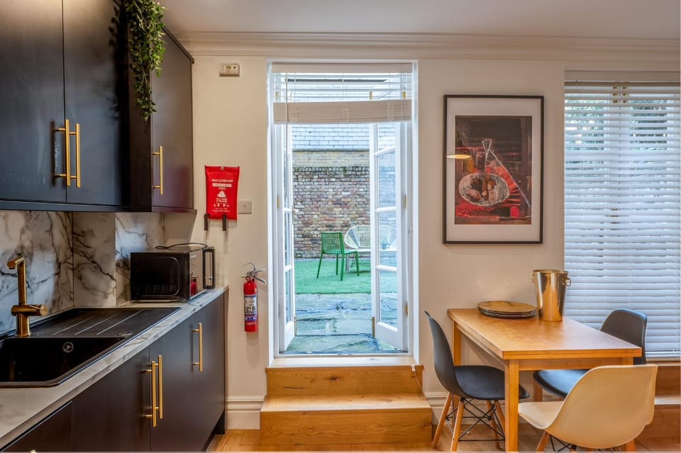 Kitchen or kitchenette, Seating area, Dining area