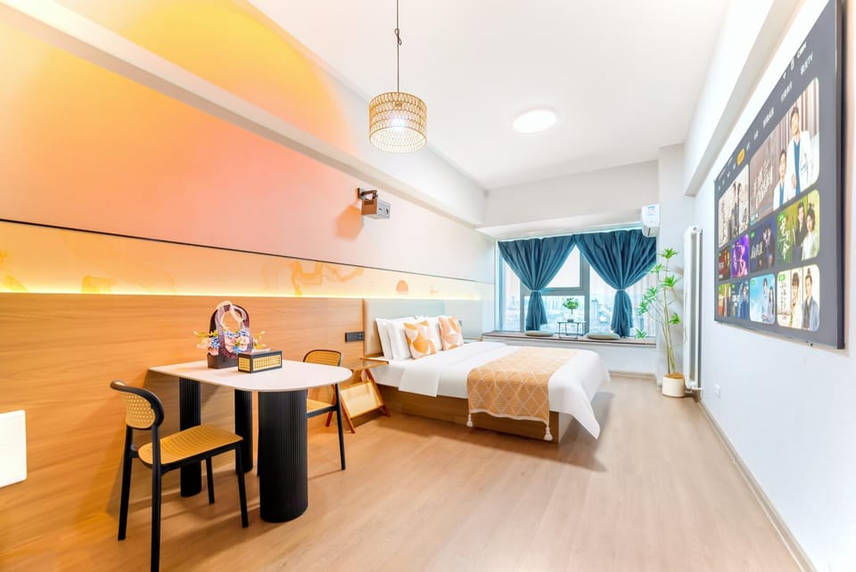 Bed, Photo of the whole room, Seating area