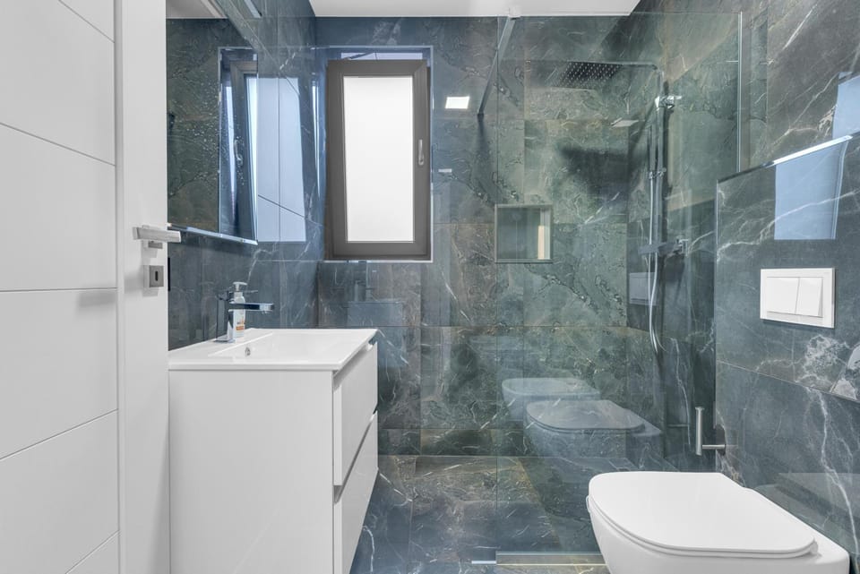 Shower, Toilet, Bathroom, bidet, towels