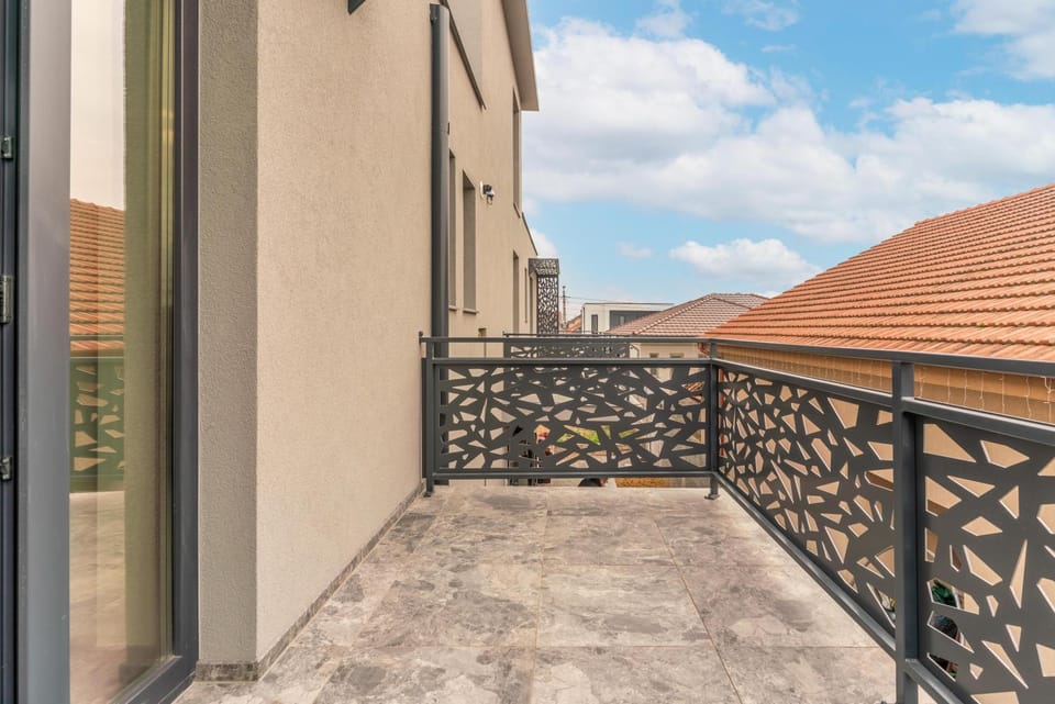 Property building, Day, View (from property/room), Balcony/Terrace