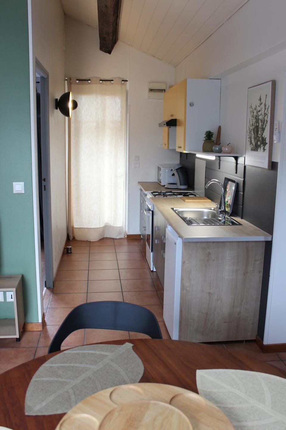 Coffee/tea facilities, Kitchen or kitchenette, microwave, oven, stove, toaster