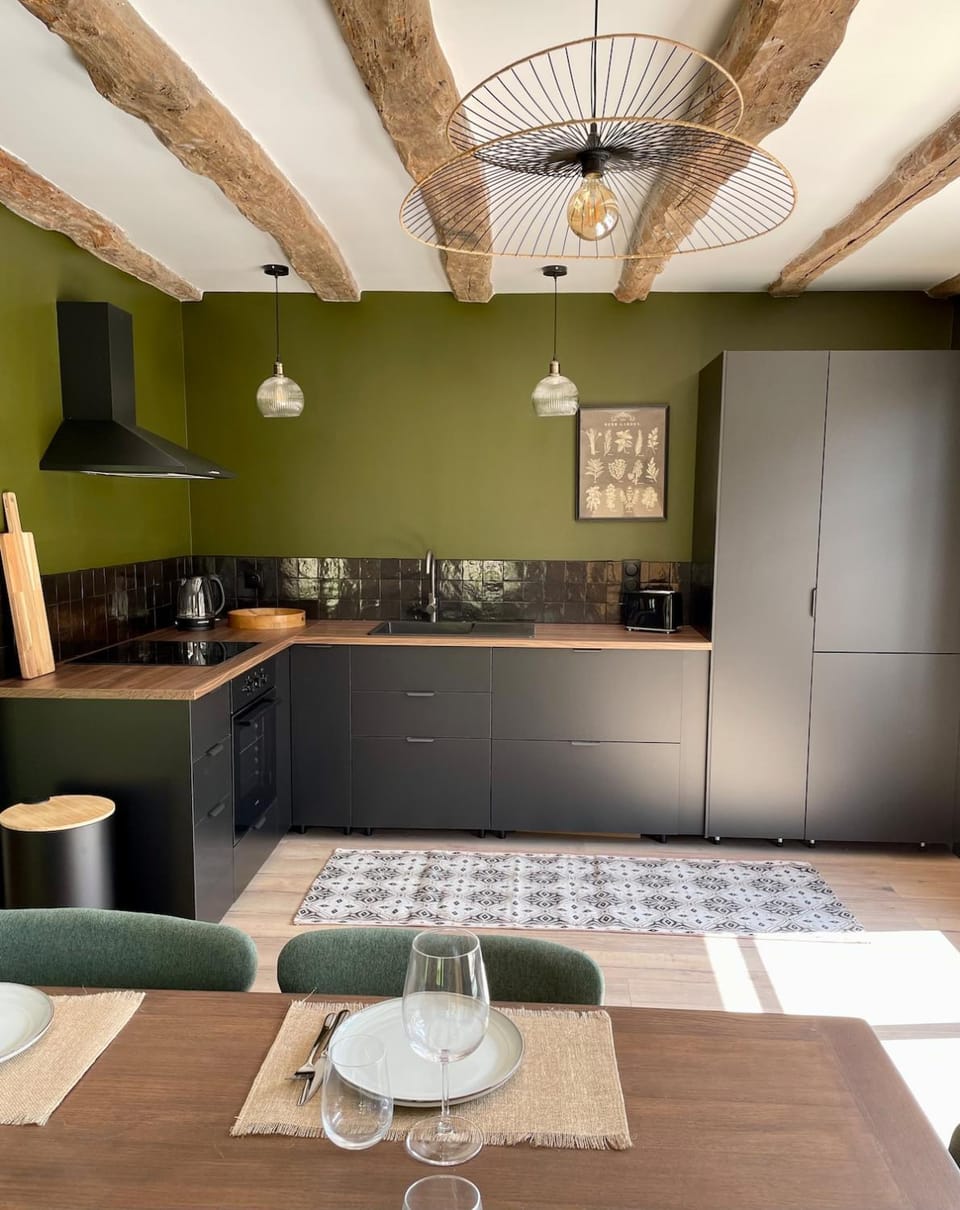 Kitchen or kitchenette, Dining area