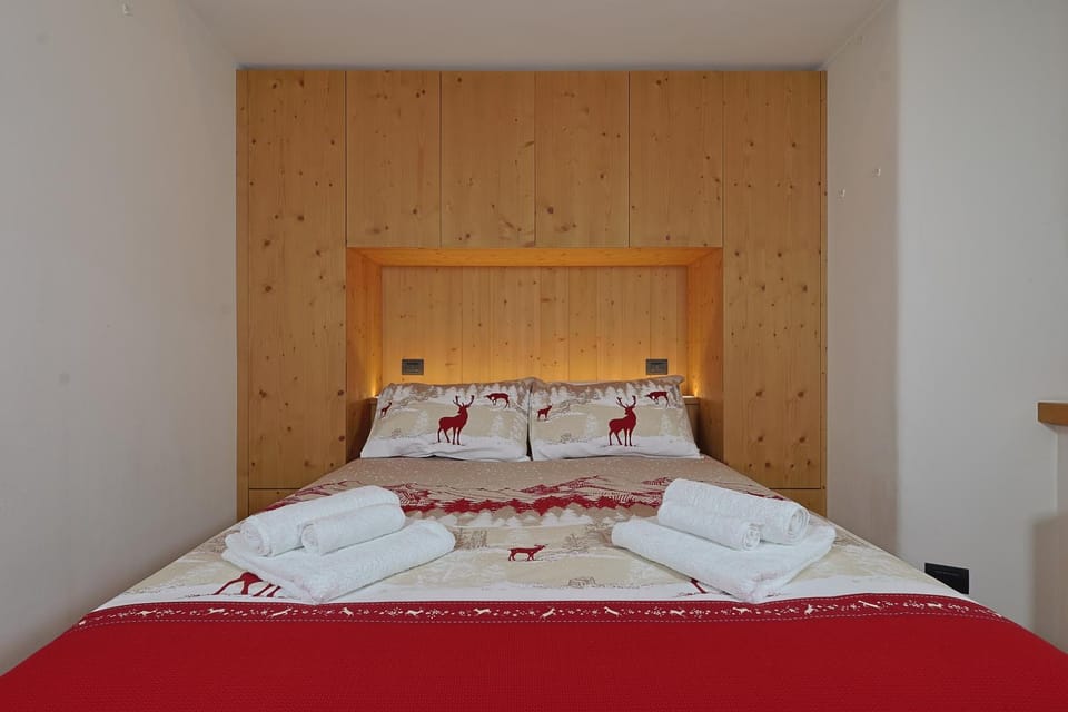 Bed, Bedroom, towels, towels, wardrobe