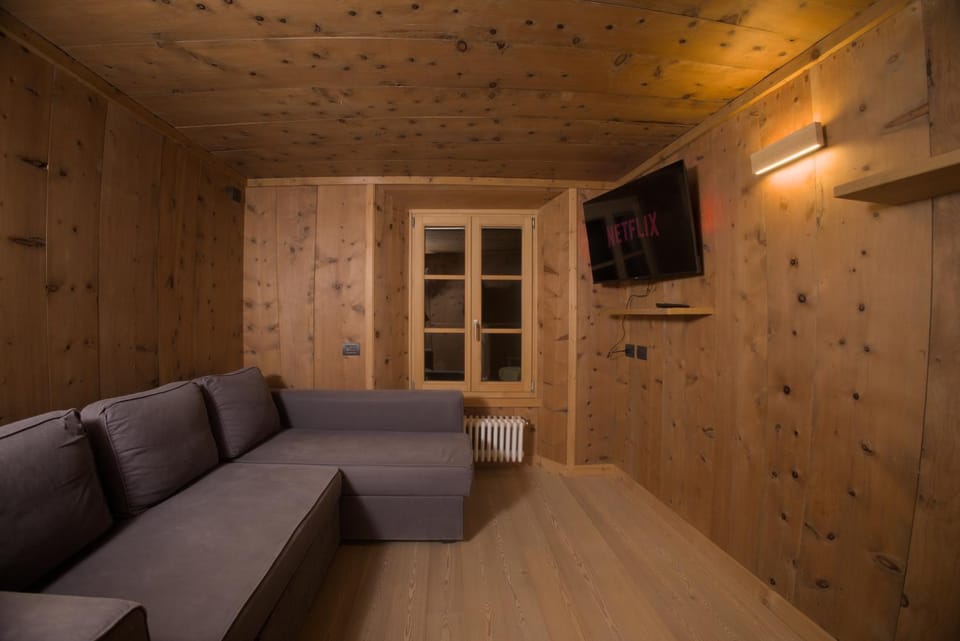 Communal lounge/ TV room, TV and multimedia, Living room, Seating area, Evening entertainment