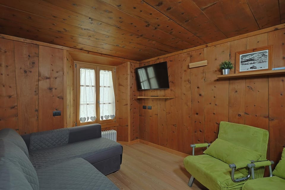 Communal lounge/ TV room, Day, Children play ground, Game Room, TV and multimedia, Seating area