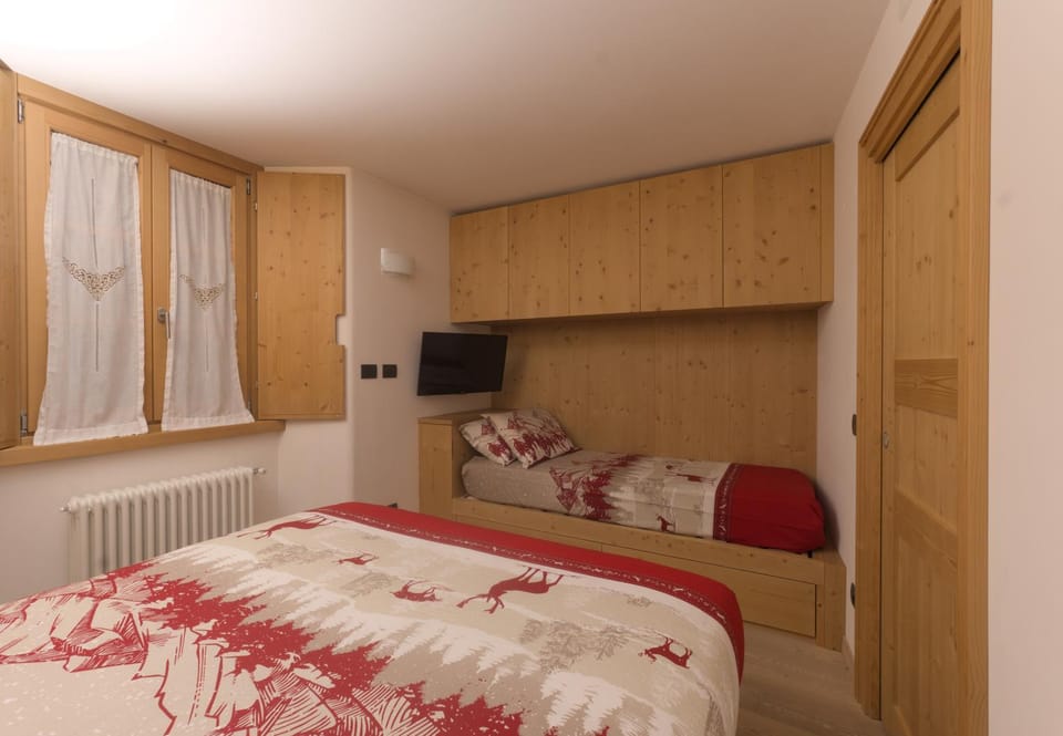 Bed, TV and multimedia, Photo of the whole room, Bedroom