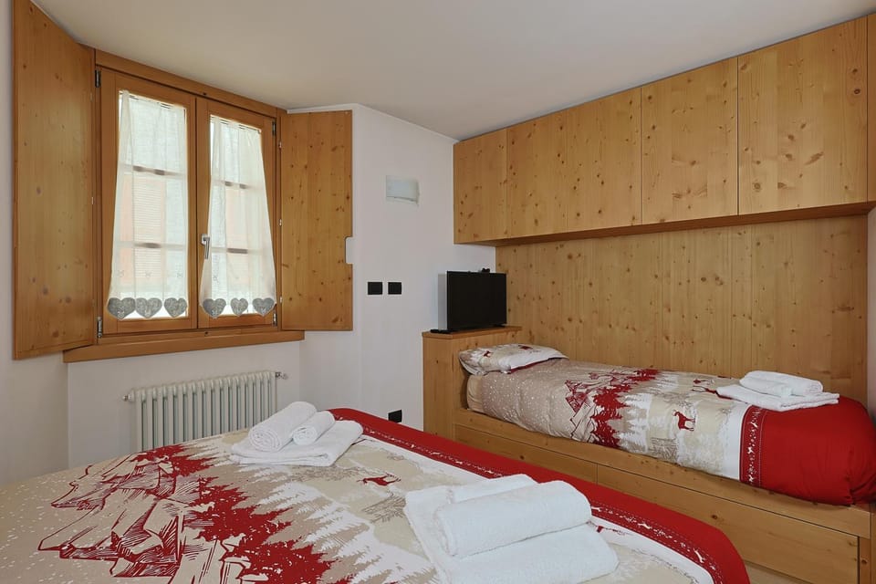 Bed, TV and multimedia, Bedroom, locker, towels, towels, wardrobe