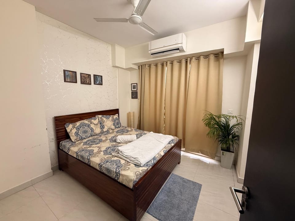 Property building, Bed, Living room, Photo of the whole room, Seating area, Bedroom, fireplace, towels, air conditioner