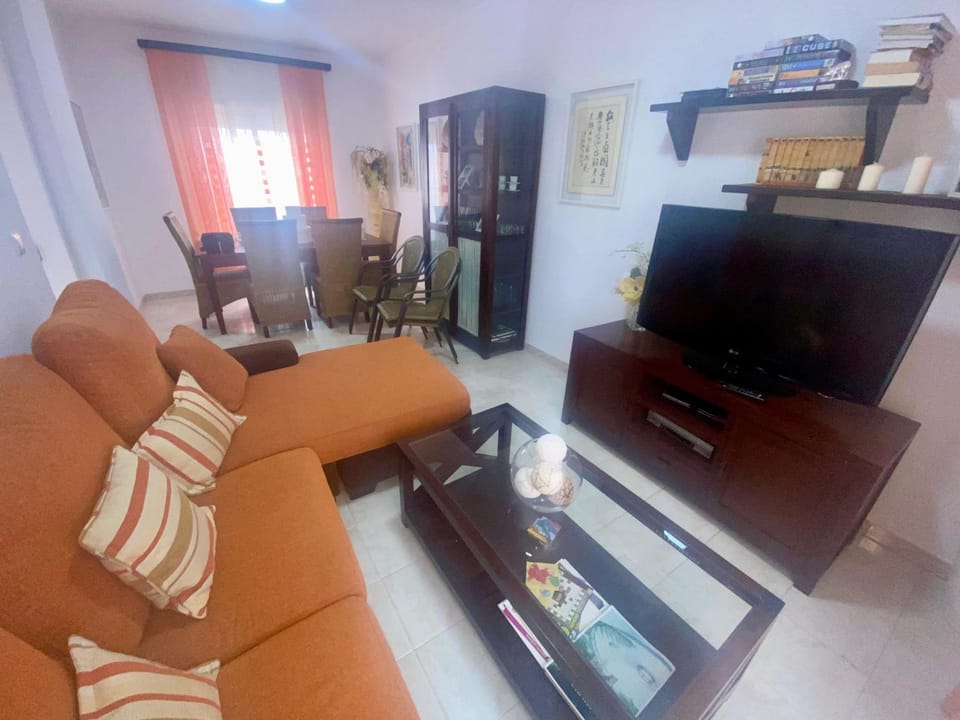 Communal lounge/ TV room, TV and multimedia, Living room, Seating area, air conditioner