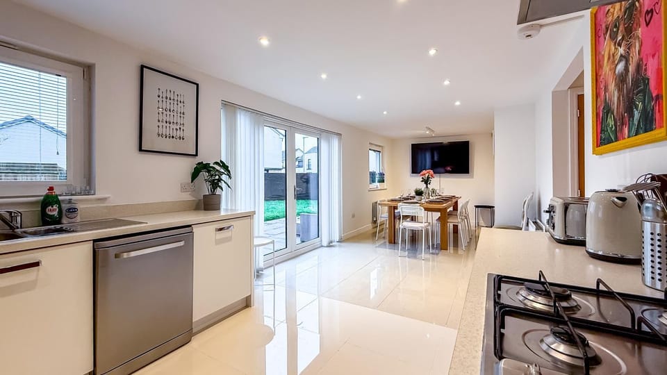 New Modern Detached House with 5bdr Glasgow House in Paisley