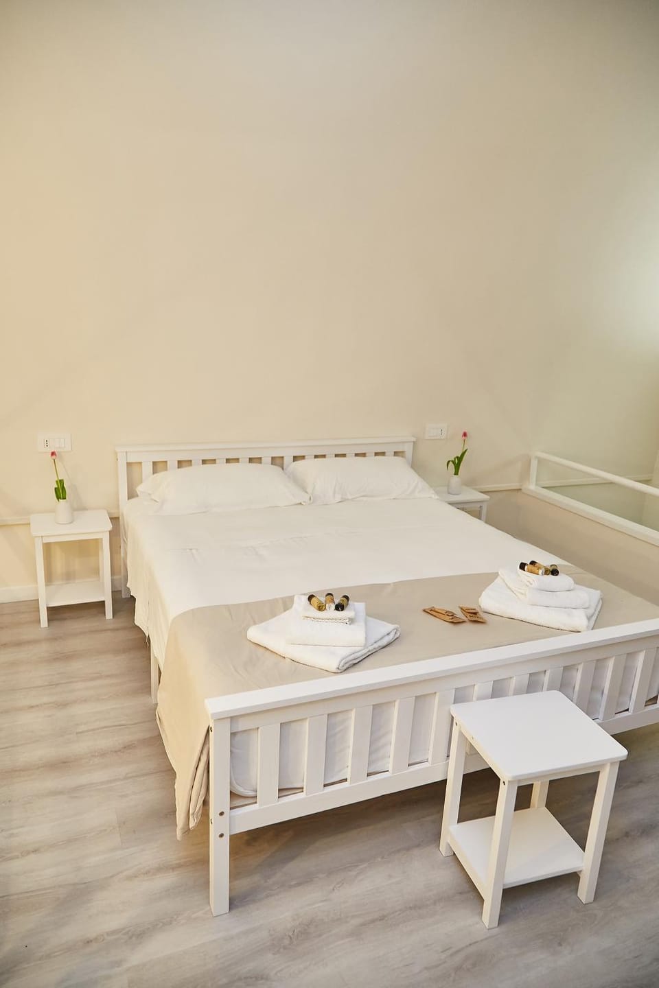 Bed, Bedroom, towels