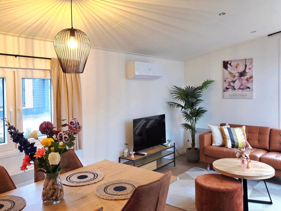 Communal lounge/ TV room, TV and multimedia, Living room, Seating area, Dining area, Evening entertainment