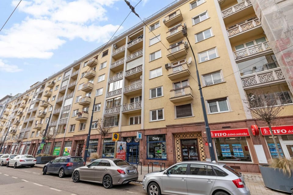 Property building, Day, Neighbourhood, City view, Street view, Location, Parking