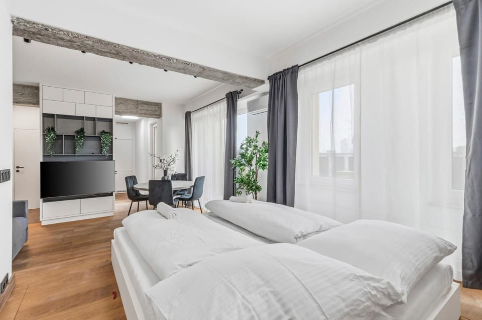 Bed, TV and multimedia, Photo of the whole room, Bedroom
