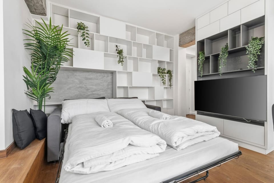 Bed, TV and multimedia, Living room, Photo of the whole room, Seating area, Evening entertainment, Bedroom, towels