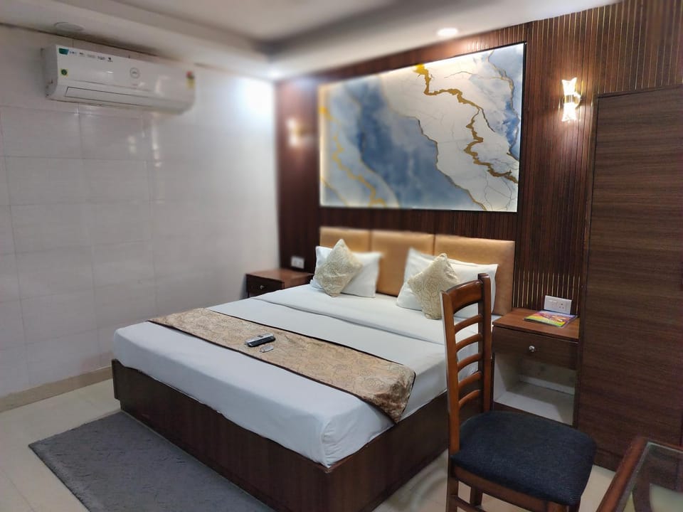 Bed, Photo of the whole room, Bedroom, towels, air conditioner