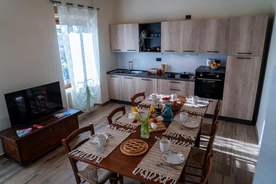 Kitchen or kitchenette, Living room, Seating area, Dining area