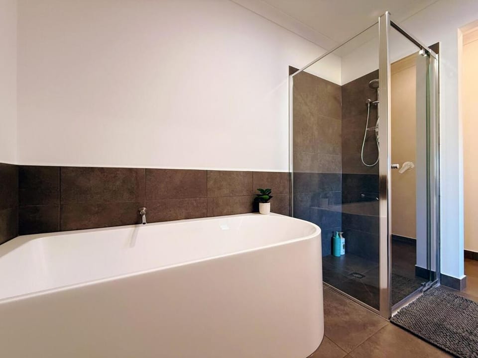 Modern Geelong Escape with EV Charger - Geometry House in Victoria