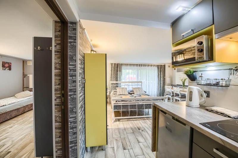 Bed, Kitchen or kitchenette, Photo of the whole room, Dining area, Bedroom, microwave, oven, stove