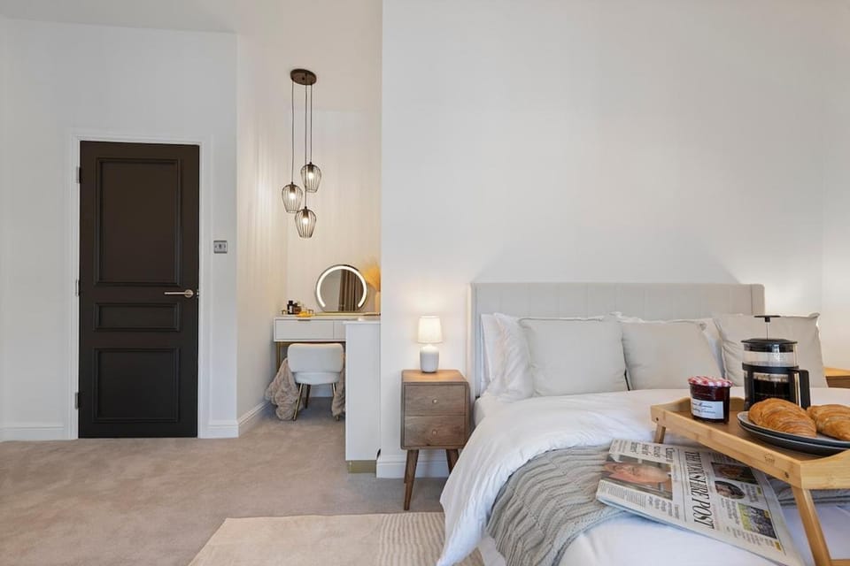 Bed, Seating area, Bedroom