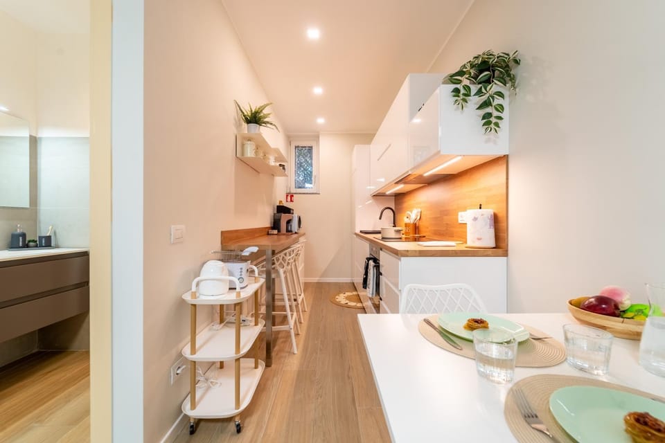 Kitchen or kitchenette, Dining area