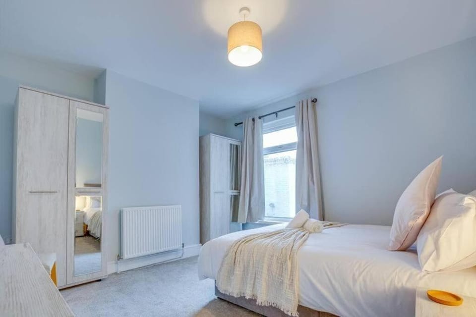 Bed, Photo of the whole room, Bedroom, wardrobe