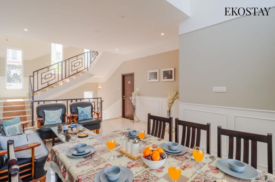 Living room, Food and drinks, Seating area, Dining area, Food
