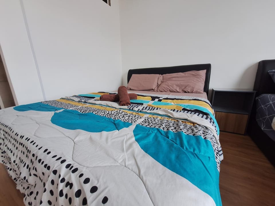 Bed, TV and multimedia, Photo of the whole room, Seating area, Bedroom, hair dryier, towels, wardrobe, air conditioner, air conditioner