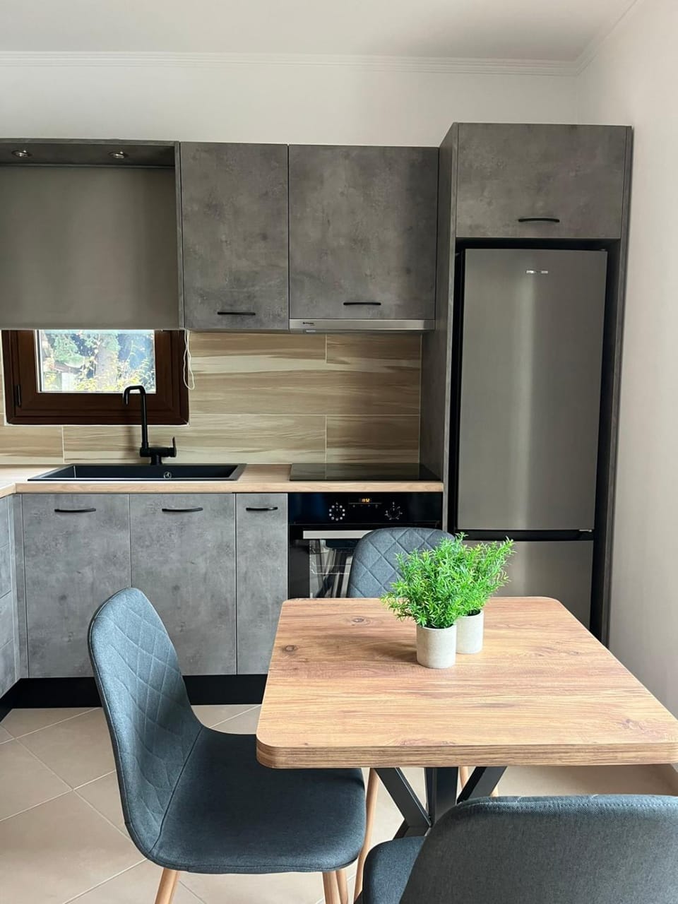 Kitchen or kitchenette, Dining area, oven, stove