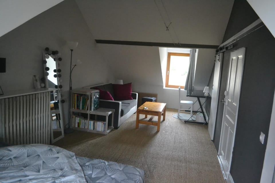 Photo of the whole room, Seating area