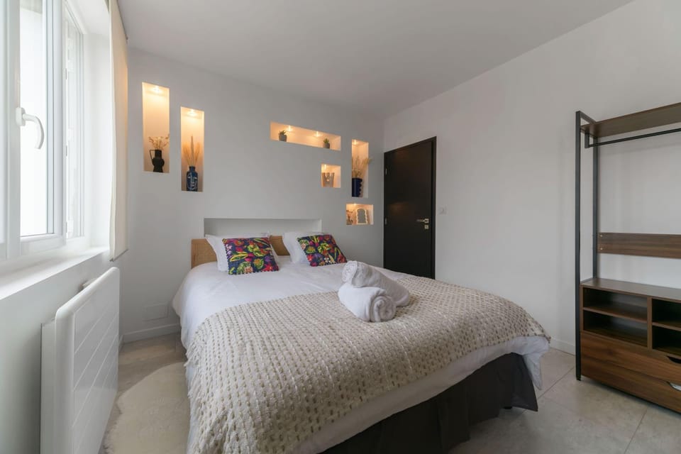Bed, Photo of the whole room, Bedroom, towels