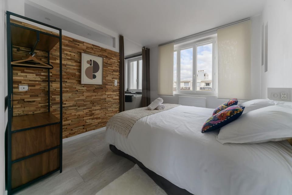 Bed, Photo of the whole room, Bedroom, towels