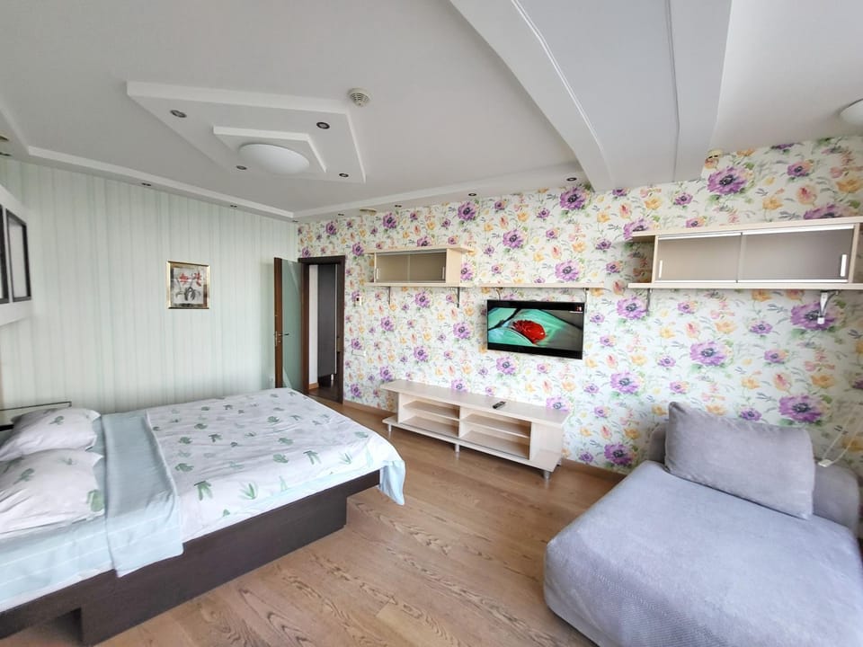 Bed, TV and multimedia, Bedroom