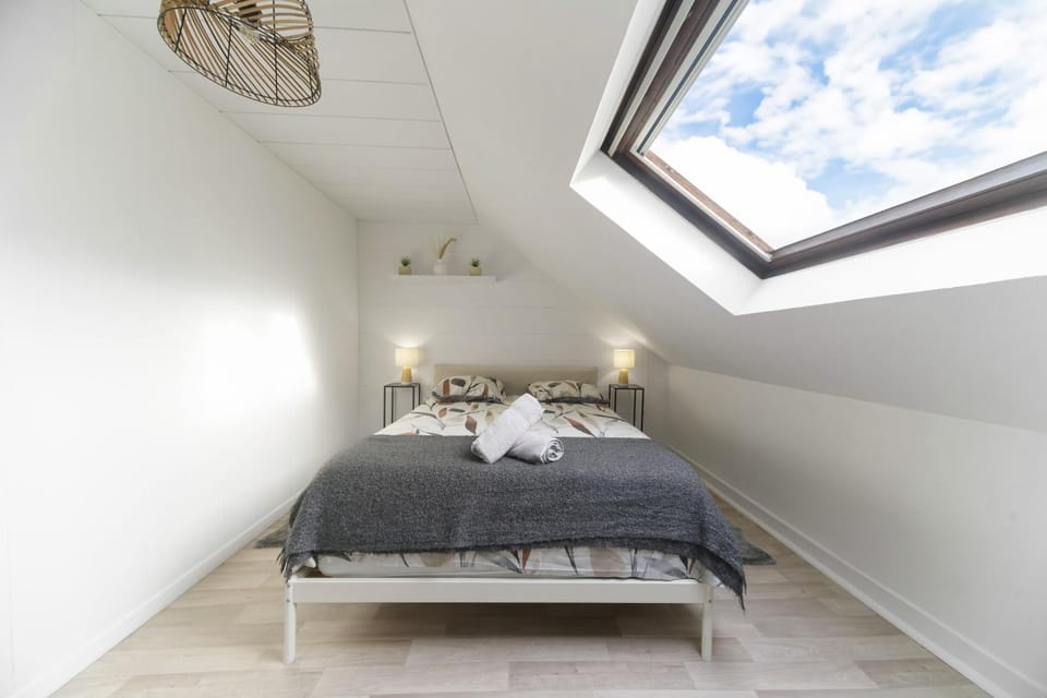 Bed, Photo of the whole room, Bedroom, towels