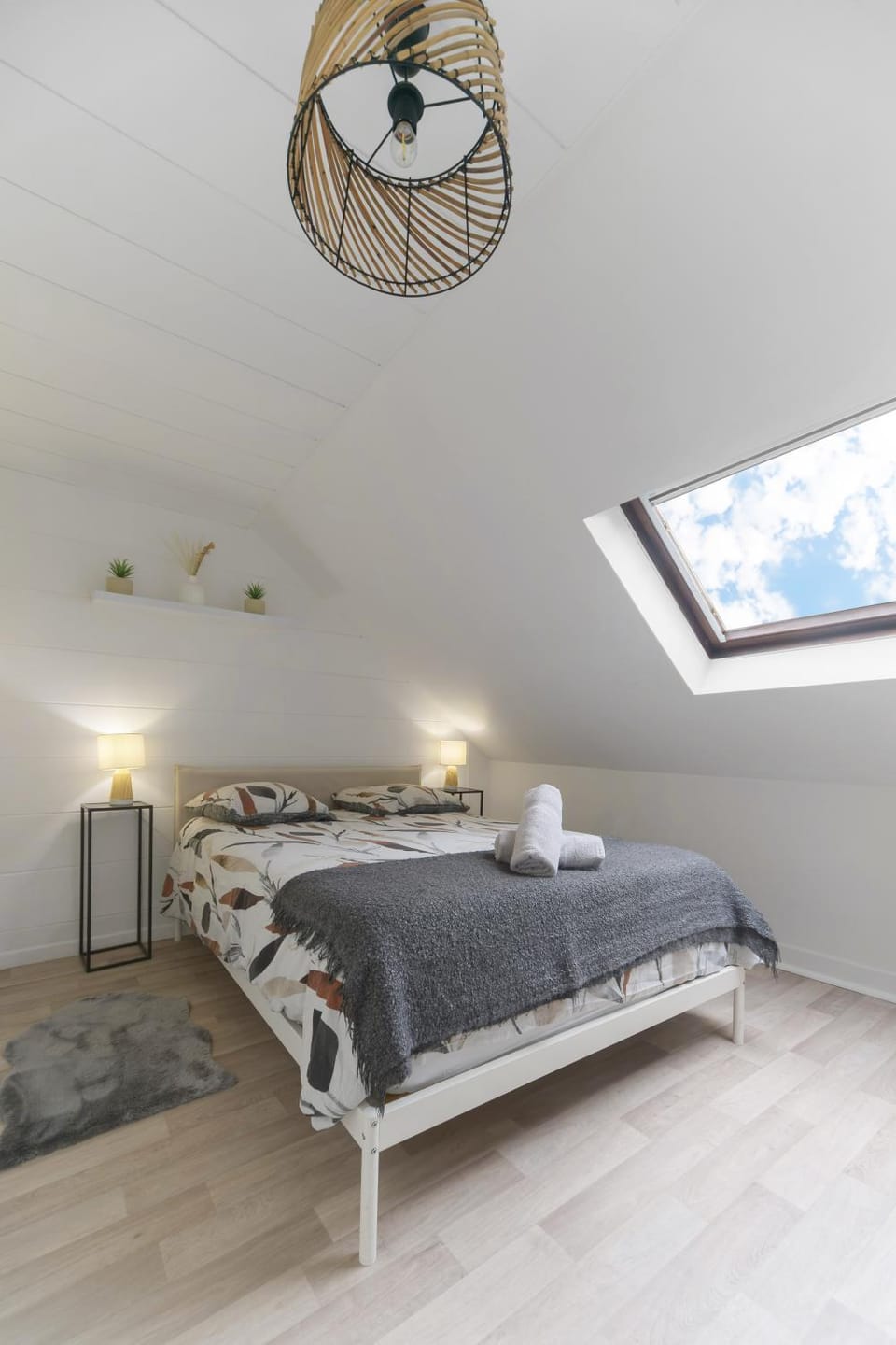 Bed, Photo of the whole room, Bedroom, towels