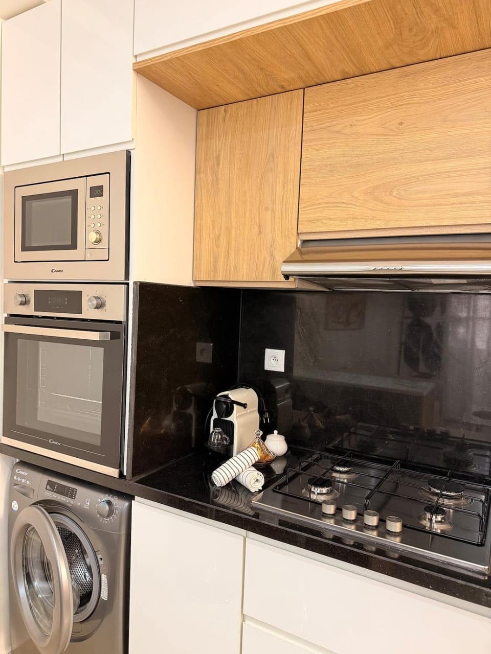 Coffee/tea facilities, Kitchen or kitchenette, microwave, oven, stove, washing machine