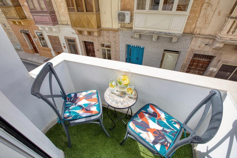 Property building, Balcony/Terrace, Seating area, Street view