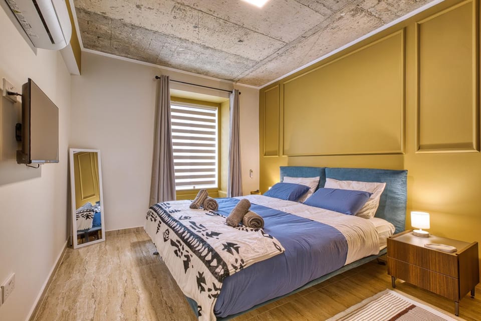 Bed, TV and multimedia, Photo of the whole room, Bedroom, towels, air conditioner