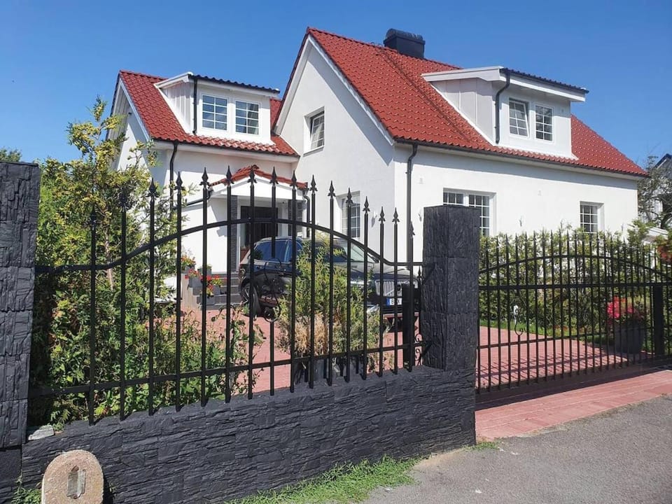 Property building, Day