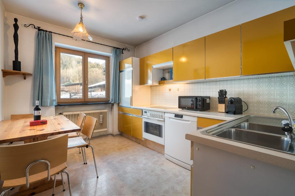 Kitchen or kitchenette, Dining area, dishwasher, stove