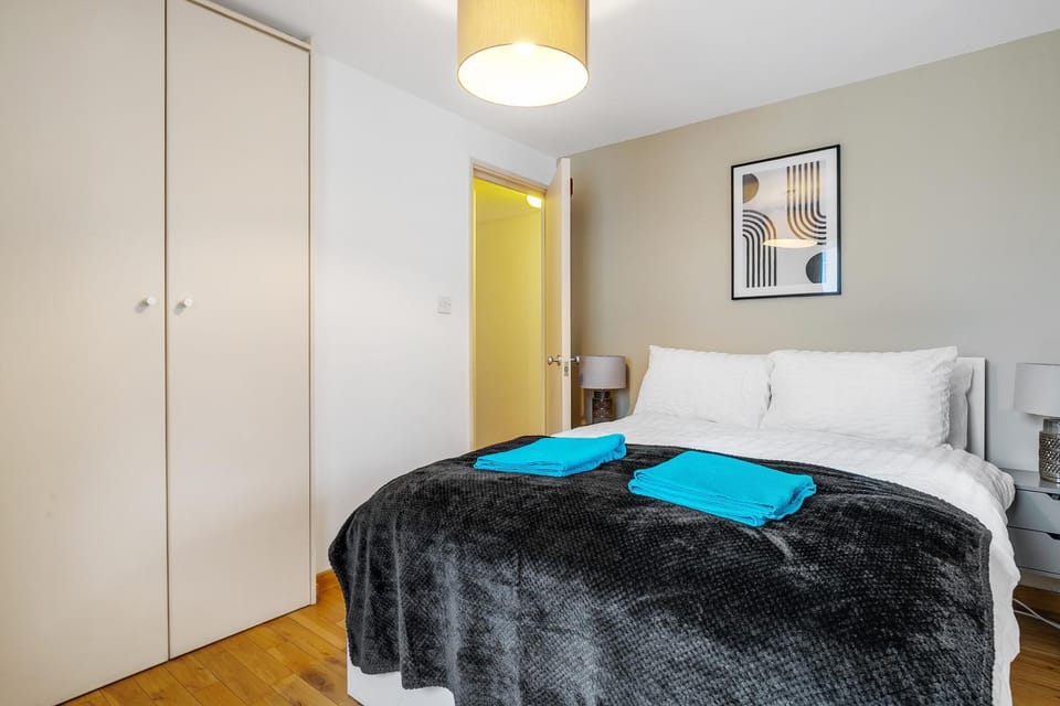 Bed, Photo of the whole room, wardrobe