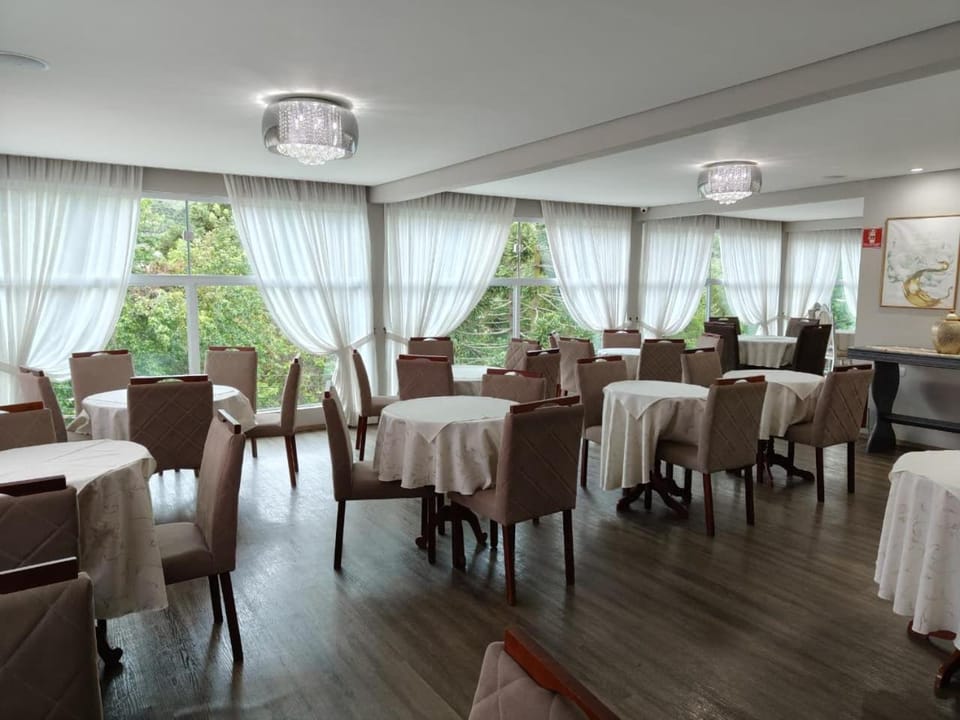 Restaurant/places to eat, Banquet/Function facilities, Seating area
