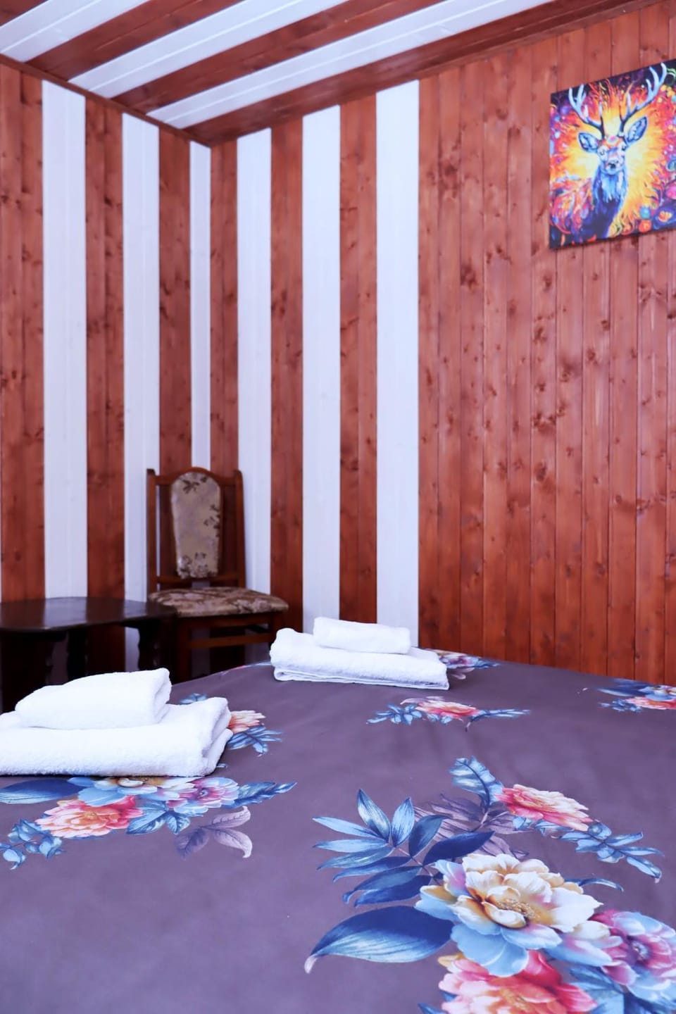 Photo of the whole room, towels