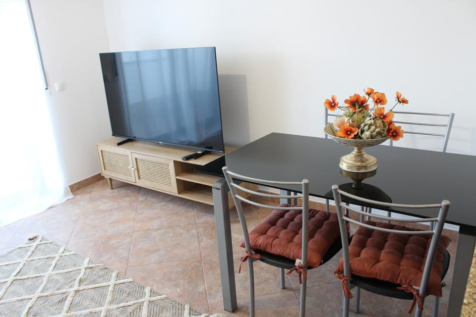 Communal lounge/ TV room, TV and multimedia, Living room, Dining area