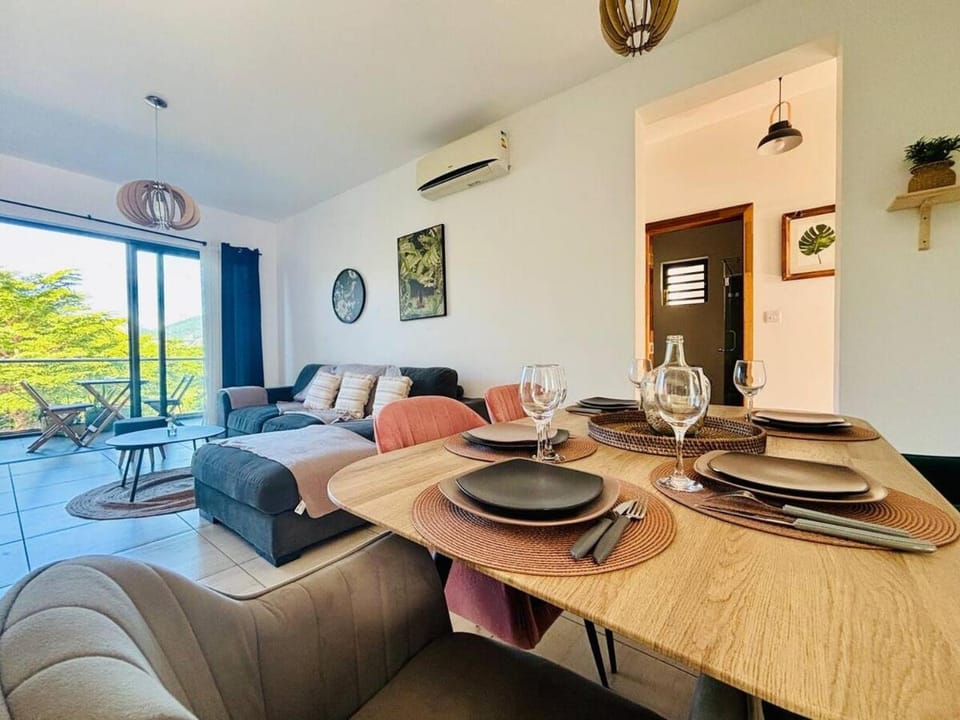 Living room, Seating area, Dining area, internet, air conditioner