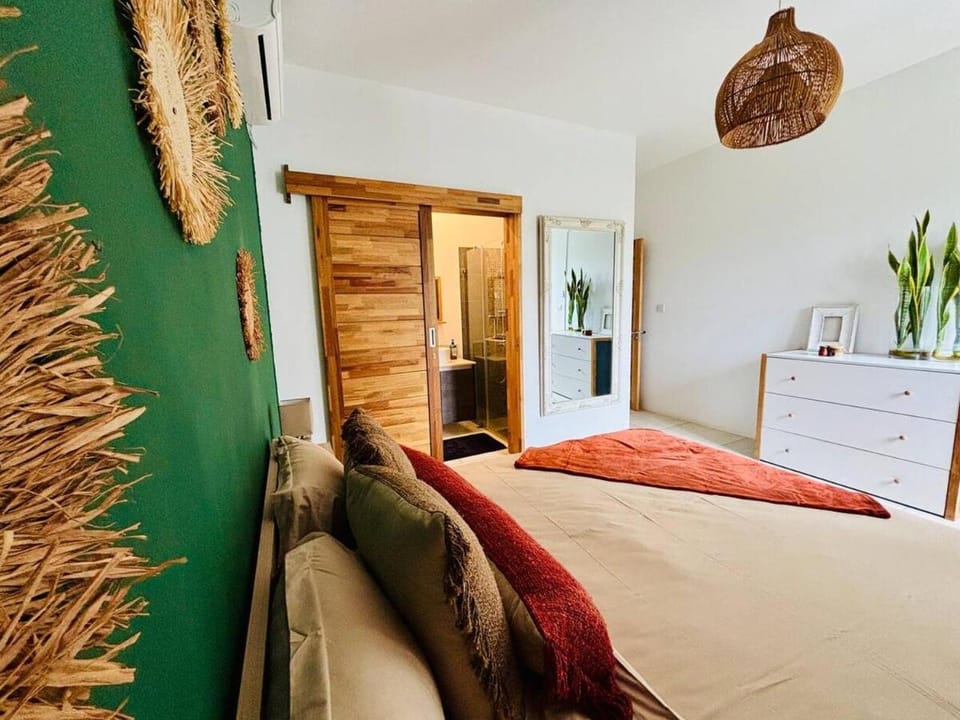 Bed, Photo of the whole room, Bedroom, internet, wardrobe, air conditioner