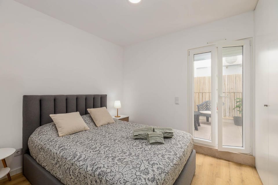 Bed, Photo of the whole room, Bedroom, towels