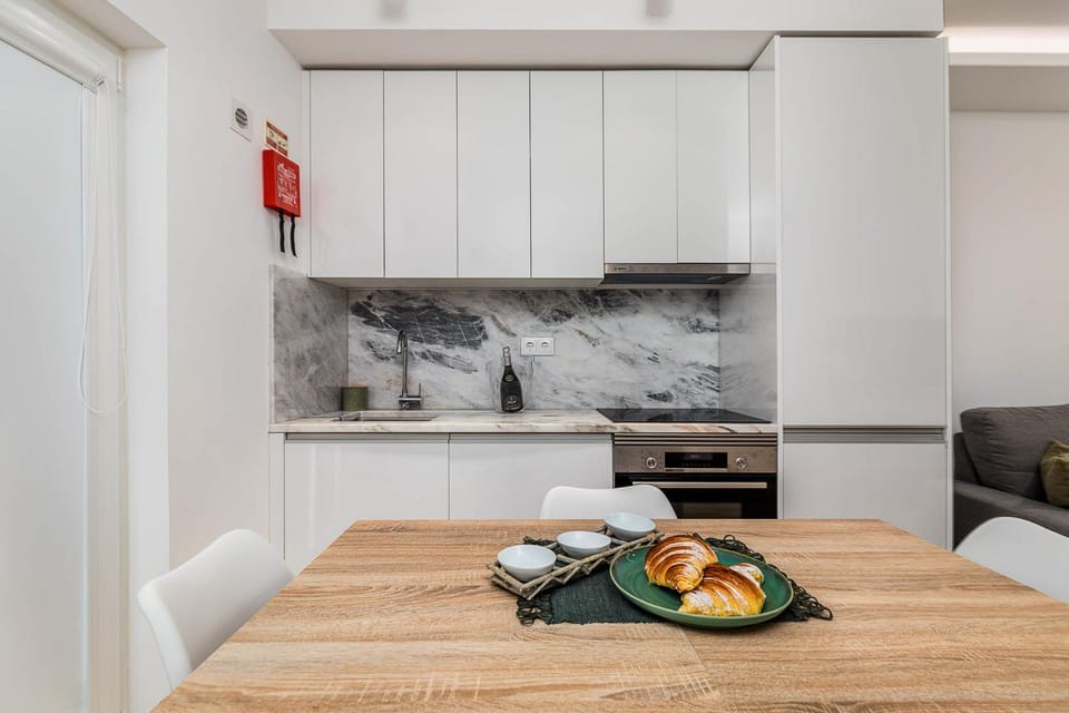 Kitchen or kitchenette, Living room, Food and drinks, Seating area, Dining area, Food, minibar, stove