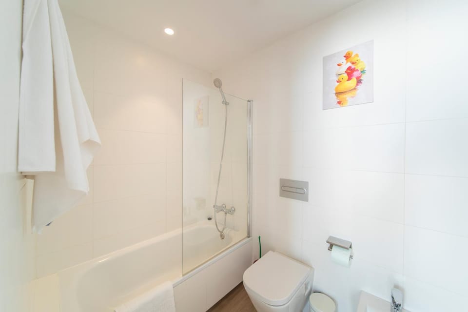 Shower, Toilet, Bathroom, Bath, towels
