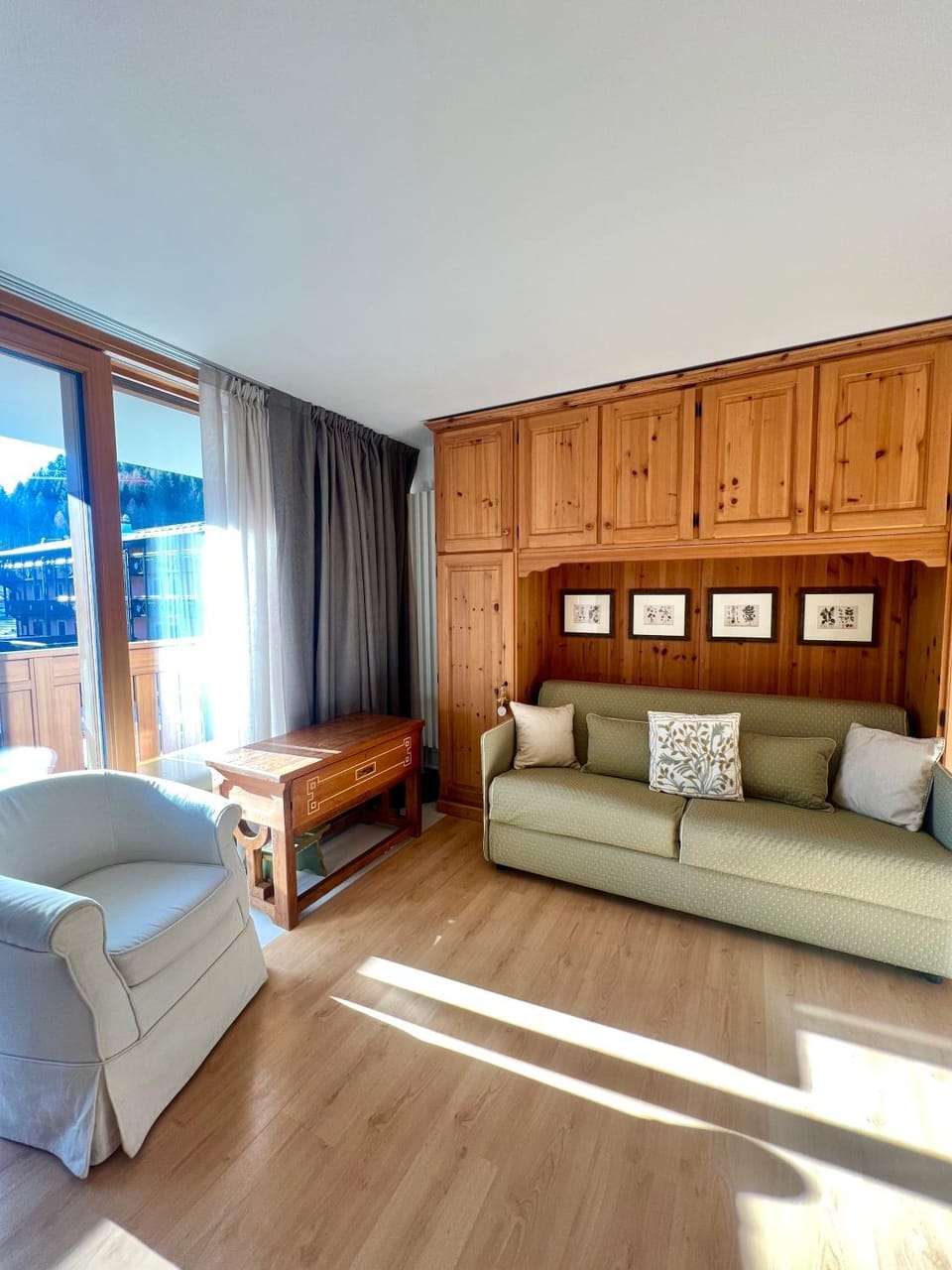 Bed, Living room, Photo of the whole room, Seating area, Bedroom
